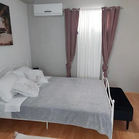 Beachfront Ana Apartment Trogir