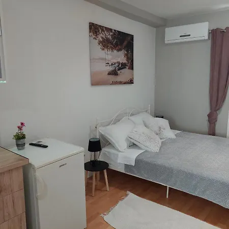 Apartment Beachfront Ana *